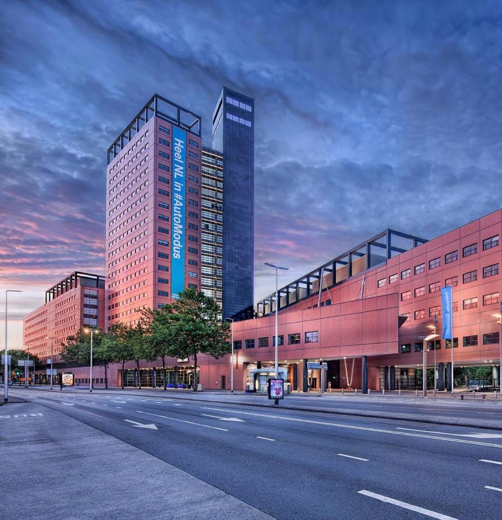 Interpolis gebouw in avondlicht